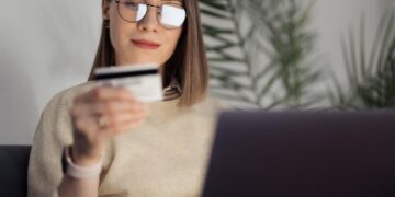 Россиянам рассказали, как защититься от скрытых списаний с банковских карт