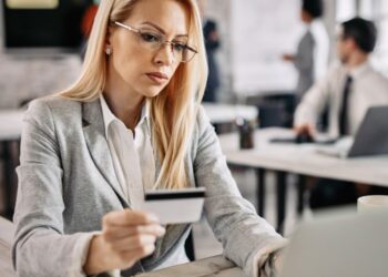 Налоговая может удерживать часть зарплаты за долги: что важно знать