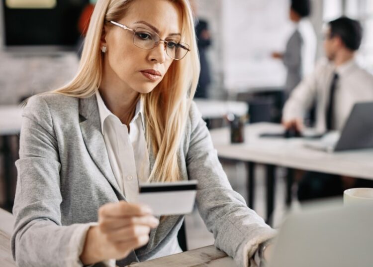 Налоговая может удерживать часть зарплаты за долги: что важно знать