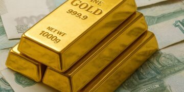 Минфин посоветовал россиянам хранить сбережения в рублях и золоте