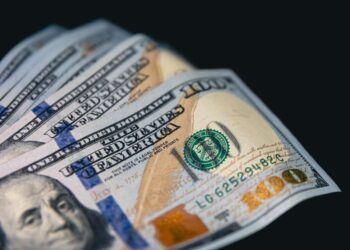 Назван оптимальный курс доллара для сдерживания инфляции в России