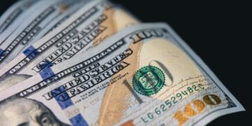 Назван оптимальный курс доллара для сдерживания инфляции в России