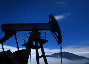 Нефть подорожала после введения США санкций против «Лукойла»