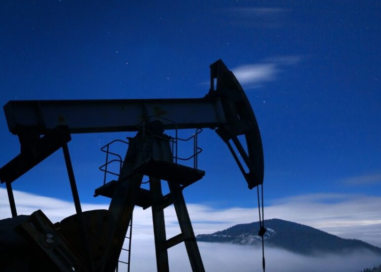 Нефть подорожала после введения США санкций против «Лукойла»