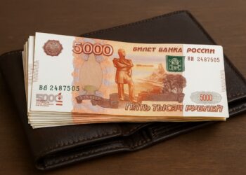 Россияне возвращаются к зарплатам в конвертах: банки пугают блокировками