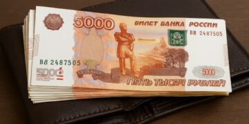 Россияне возвращаются к зарплатам в конвертах: банки пугают блокировками