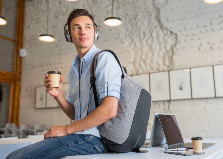 Стало известно, какая пенсия ждет молодых россиян, только начавших работать