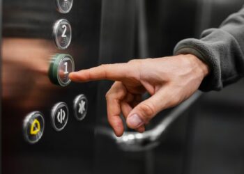 Россиянам объяснили, как добиться ремонта лифта в доме