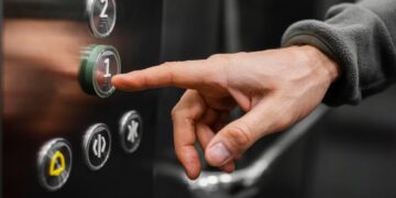 Россиянам объяснили, как добиться ремонта лифта в доме