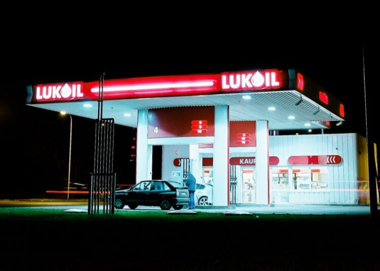 ЛУКОЙЛ готовится к продаже зарубежных активов из-за санкций США