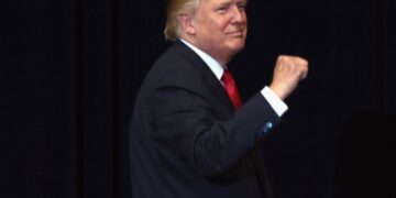 Трамп станцевал перед военными США, которые могут лишиться зарплат из-за шатдауна