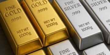 Экономист порекомендовал покупать золото и серебро «на дне», пока не поздно