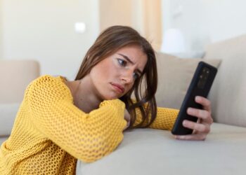 Российские банки перестали отвечать клиентам в Telegram и WhatsApp*