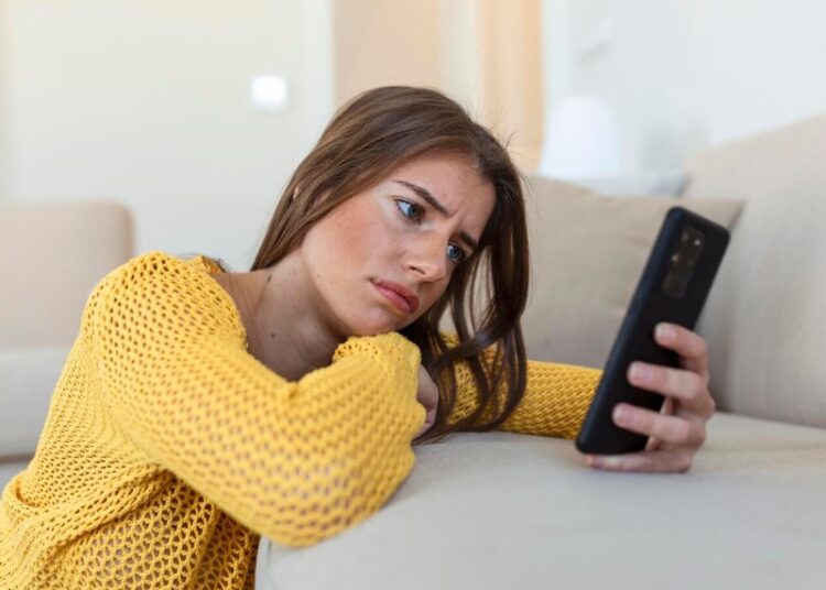 Российские банки перестали отвечать клиентам в Telegram и WhatsApp*