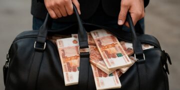 Россиянин получил 7 млн рублей по ошибке и сбежал с семьей: теперь его ищет завод