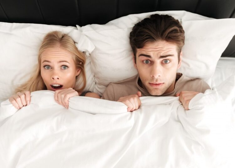 Зумеры все чаще отказываются от секса, чтобы сэкономить