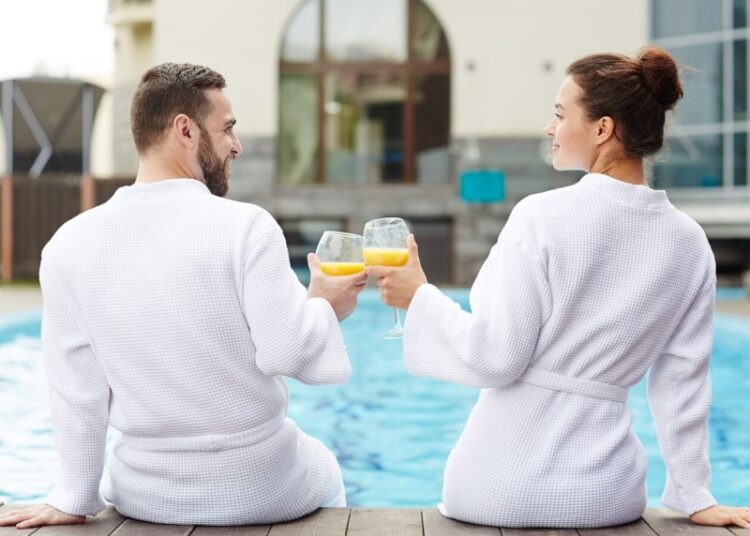 Свадьба ради отпуска: как зумеры экономят на дорогих курортах