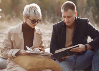 Стало известно, как служебные романы влияют на зарплату сотрудников