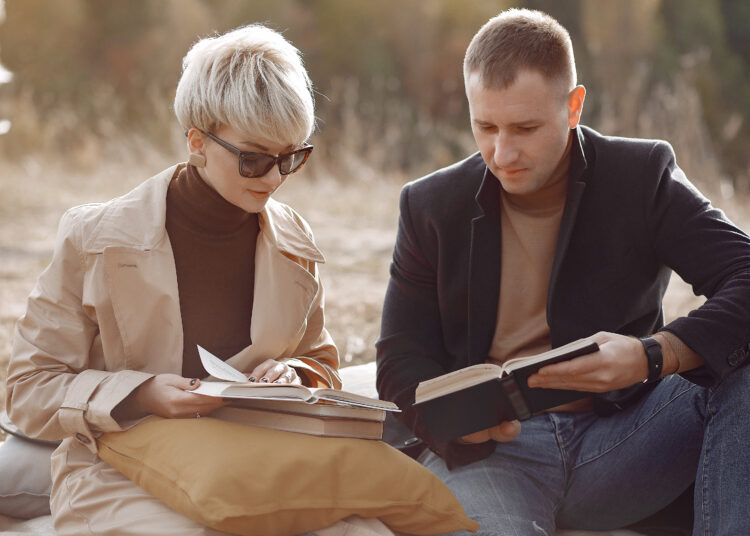 Стало известно, как служебные романы влияют на зарплату сотрудников