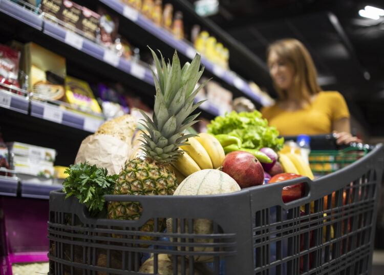 В Швеции людям в руки стали вшивать чипы бесконтактной оплаты