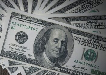 Курс доллара в России упал до уровня начала сентября