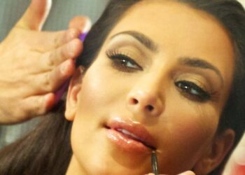 Более миллиона долларов: названы расходы Ким Кардашьян на прическу и косметику