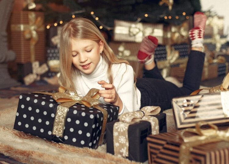 «Вместо гаджетов — настольные игры»: в России дети стали просить «дешевые» подарки на Новый год