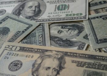 Шанс еще есть: куда нести старые доллары, пока банки окончательно не отказались их принимать