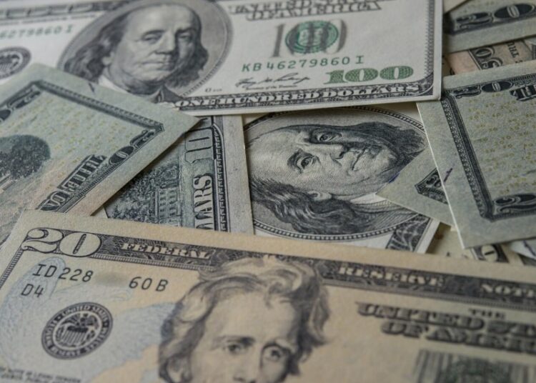 Шанс еще есть: куда нести старые доллары, пока банки окончательно не отказались их принимать