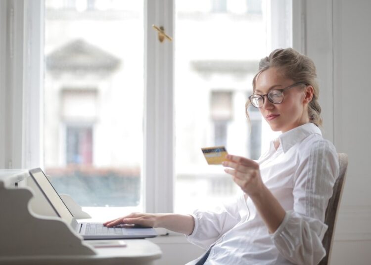 Работает только один способ: экономист рассказал, как на самом деле улучшить кредитную историю