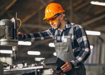 «Четырехдневка» стала трендом: российские заводы массово сокращают рабочую неделю