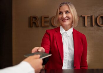 Стало известно, кто в России зарабатывает «копейки»