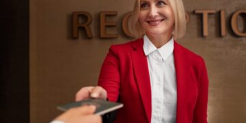 Стало известно, кто в России зарабатывает «копейки»