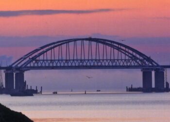 Электромобилистов начали штрафовать за попытку проезда через Крымский мост