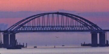 Электромобилистов начали штрафовать за попытку проезда через Крымский мост