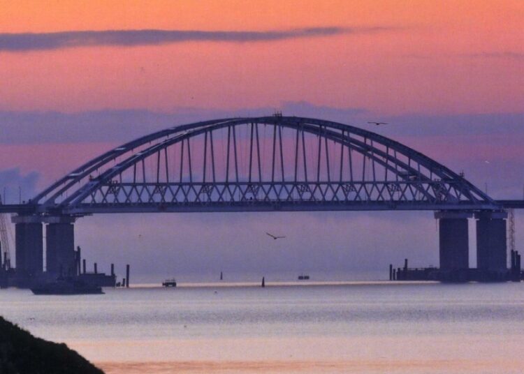 Электромобилистов начали штрафовать за попытку проезда через Крымский мост