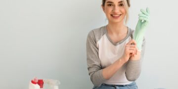 Жены экономят мужчинам до 100 тыс. рублей на уборке и готовке