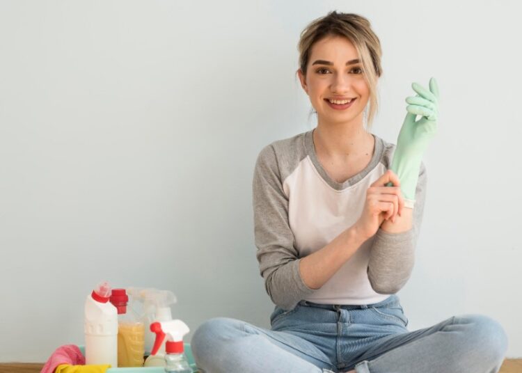 Жены экономят мужчинам до 100 тыс. рублей на уборке и готовке