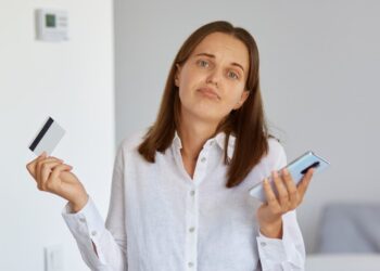 Банки начали массово блокировать счета россиян: юрист назвал причину