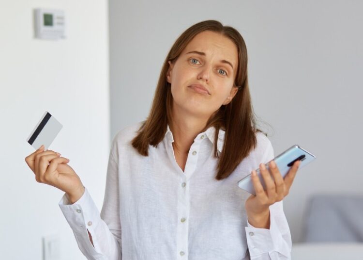 Банки начали массово блокировать счета россиян: юрист назвал причину