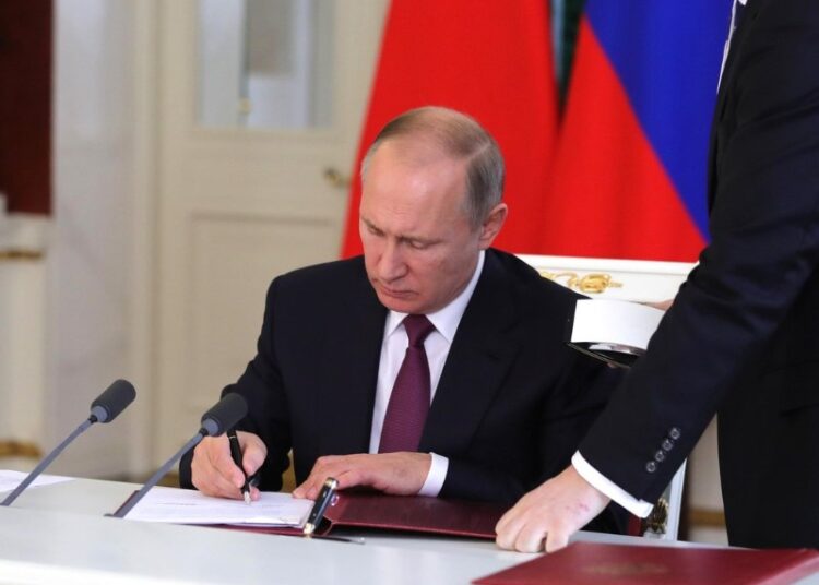 Путин подписал закон о повышении НДС до 22% и установлении МРОТ