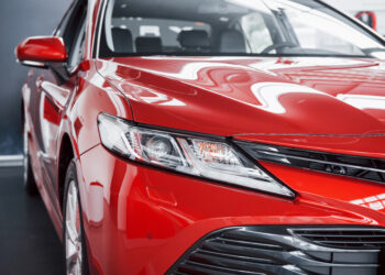 У россиян массово забирают купленные у «обманутых» пенсионеров автомобили