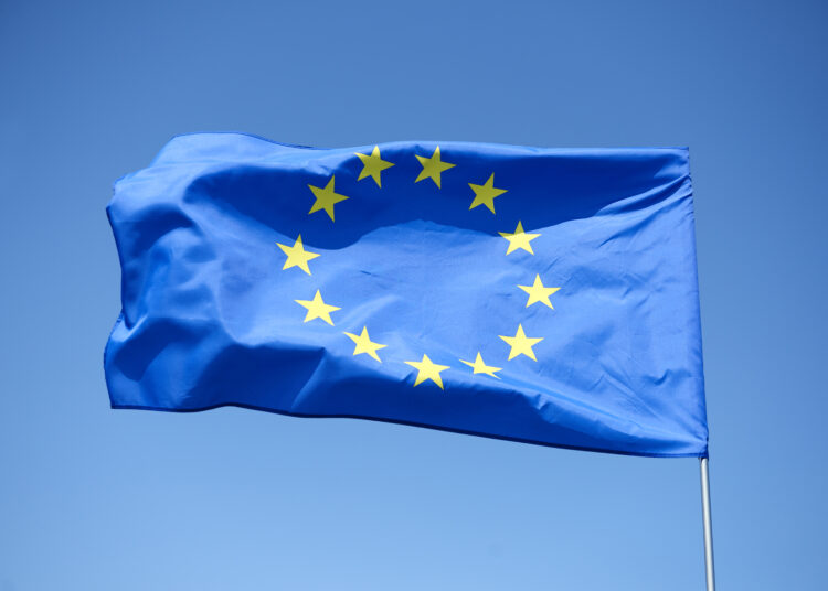 Экономика ЕС на грани краха: европейцы перестают покупать из-за роста цен