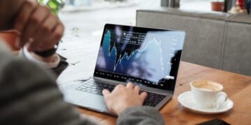 Серебро вместо золота: финансист рассказал о вложениях в другой драгметалл