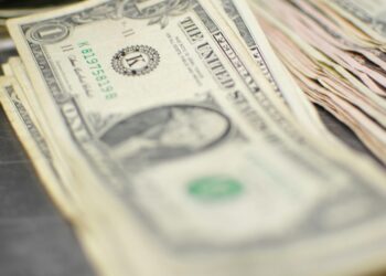 Почему доллары старого образца сложно менять в России