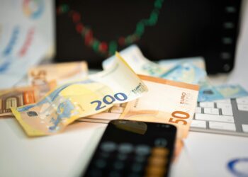 Экономика ЕС на грани краха: европейцы перестают покупать из-за роста цен