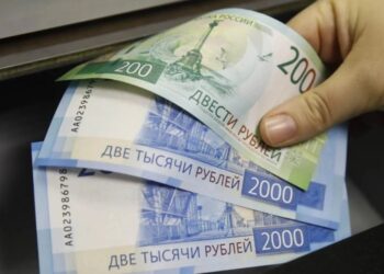 Россиянам назвали сумму наличных, которую необходимо всегда носить с собой