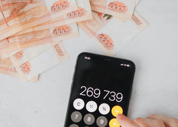 Не право, а бонус: как на самом деле устроена система 13-й зарплаты в России