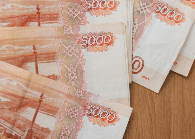 Россиянам назвали сумму наличных, которую необходимо всегда носить с собой